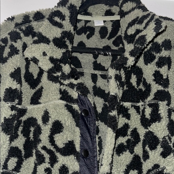 Leopard Print Fleece Jacket - Picture 2 of 3